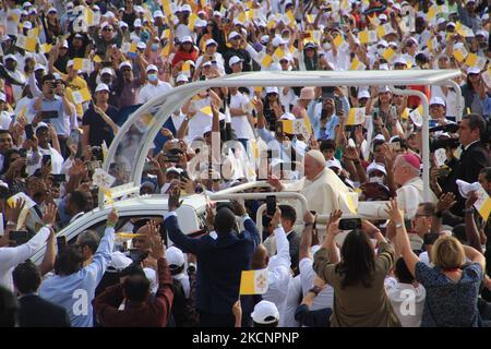 Rifa Al Gharbi, Bahreïn. 05th novembre 2022. Avant une messe au Stade National de Riffa, Francis tourne les cercles de croyants dans son Popemobile dans l'arène. Le pape François est en voyage de quatre jours à Bahreïn. Credit: Cindy Riechau/dpa/Alay Live News Banque D'Images