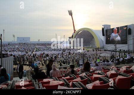 Rifa Al Gharbi, Bahreïn. 05th novembre 2022. Les croyants et les pèlerins attendent le début d'une messe avec le Pape au Stade National de Riffa. Le pape François est en voyage de quatre jours à Bahreïn. Credit: Cindy Riechau/dpa/Alay Live News Banque D'Images