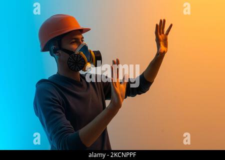 homme dans un masque avec un filtre et un casque Banque D'Images