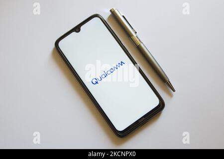 Sur cette photo, un logo Qualcomm est affiché sur l'écran d'un smartphone et un crayon à Athènes, en Grèce, sur 30 septembre 2021. (Photo de Nikolas Kokovovlis/NurPhoto) Banque D'Images