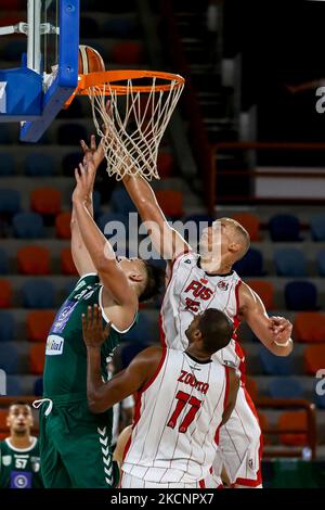 (15) Othman Elkana et (11) Abdel Hakim Zweita de Fath Team (Maroc) essayant de marquer et (29) Quduz Mohamed de Blida Team (Algérie) essayant des vaincre pendant le match de basket-ball entre Fath Union Sports Club (Maroc) et Blida City Sports Club (Algérie), Mercredi 29 septembre 2021 à Burj Al Arab Stadium à 17:00, le jour 1 pour les championnats du Club arabe N.33 (photo par Ayman Aref/NurPhoto) Banque D'Images