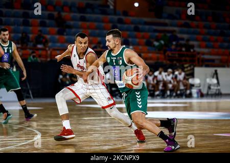 (8) Sofiane Benmahin de Fath Team (Maroc) lutte pour le bal avec (1) Hamdan Tarik de Blida Team (Algérie) pendant le match de basket-ball entre Fath Union Sports Club (Maroc) et Blida City Sports Club (Algérie), mercredi 29 septembre 2021 à Burj Al Arab Stadium à 17:00, Le jour 1 pour les championnats du Club arabe N.33 (photo d'Ayman Aref/NurPhoto) Banque D'Images