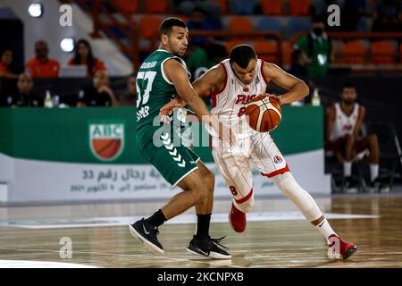 (8) Sofiane Benmahin de Fath Team (Maroc) lutte pour le bal avec (57) Borcaype Marwan de Blida Team (Algérie) pendant le match de basket-ball entre Fath Union Sports Club (Maroc) et Blida City Sports Club (Algérie), mercredi 29 septembre 2021 à Burj Al Arab Stadium à 17:00, Le jour 1 pour les championnats du Club arabe N.33 (photo d'Ayman Aref/NurPhoto) Banque D'Images