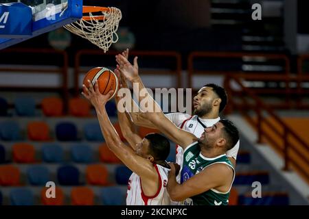 (6) Al-Yazid Boudelfa et (8) Sofiane Benmahin de Fath Team (Maroc) essayer de marquer et (29) Quduz Mohamed de Blida Team (Algérie) essayer des vaincre pendant le match de basket-ball entre Fath Union Sports Club (Maroc) et Blida City Sports Club (Algérie), Mercredi 29 septembre 2021 à Burj Al Arab Stadium à 17:00, le jour 1 pour les championnats du Club arabe N.33 (photo par Ayman Aref/NurPhoto) Banque D'Images