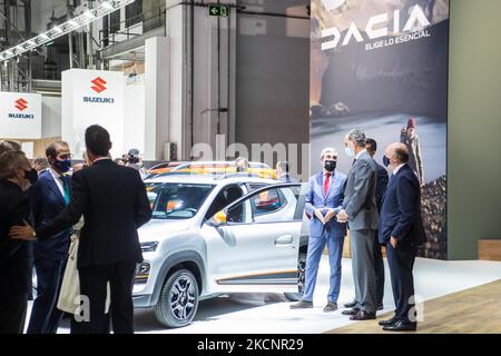 Le roi d'Espagne, Felipe VI est vu visité l'inauguration de l'automobile Barcelone 2021. Le jour de l'ouverture de l'édition 2021 de l'événement automobile, automobile Barcelona, le roi d'Espagne, Felipe VI, le président espagnol, Pedro Sanchez et le ministre de l'Industrie, du Commerce et du Tourisme, Reyes Maroto ont visité la salle d'événements. (Photo par DAX Images/NurPhoto) Banque D'Images