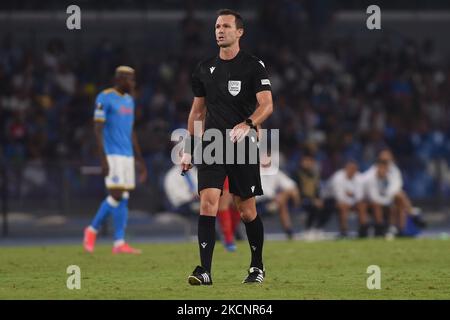 Arbitre Ivan Kruzliak lors du match de l'UEFA Europa League Group C entre la SSC Napoli et le FC Spartak Moscou au Stadio Diego Armando Maradona Naples Italie le 30 septembre 2021. (Photo de Franco Romano/NurPhoto) Banque D'Images