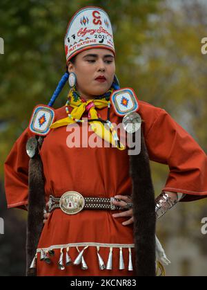 Falon Manyblessures de la nation Tsuut'ina, la princesse des Premières nations 2020 au Stampede de Calgary, lors d'une danse de Jingle tandis que la ville de Calgary commémore la Journée des chemises d'Orange, et observe la première Journée nationale pour la vérité et la réconciliation (un jour férié fédéral), par une cérémonie officielle en plein air à fort Calgary. Le jeudi 30 septembre 2021, à fort Calgary, Calgary, Alberta, Canada. (Photo par Artur Widak/NurPhoto) Banque D'Images