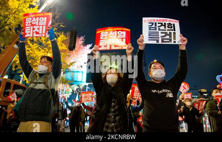 Rallye aux chandelles exigeant la démission du président Yoon Suk-Yeol et l'enquête sur la première dame Kim Keon-Hee, 29 octobre 2022 : les Sud-Coréens assistent à une veillée aux chandelles exigeant la démission du président Yoon Suk-Yeol et l'enquête sur la première dame Kim Keon-Hee dans le centre de Séoul, en Corée du Sud. Les participants ont exigé d'organiser une poursuite spéciale pour enquêter sur les implications présumées d'une affaire de manipulation du cours des actions par la première dame Kim Keon-Hee et ont demandé la démission du président Yoon. Des signes lus, "Yoon Suk-Yeol, qui a ruiné les moyens de subsistance du public, a agi des représailles politiques, Banque D'Images