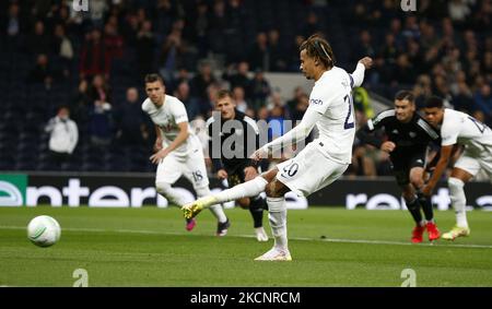 Tottenham Hotspur's DELE Alli a obtenu des scores de pénalité au cours de l'Europa Conference League Group G entre Tottenham Hotspur et Nogomegna sola Mura au stade Tottenham Hotspur , Londres, Angleterre, le 30th septembre 2021 (photo d'action Foto Sport/NurPhoto) Banque D'Images