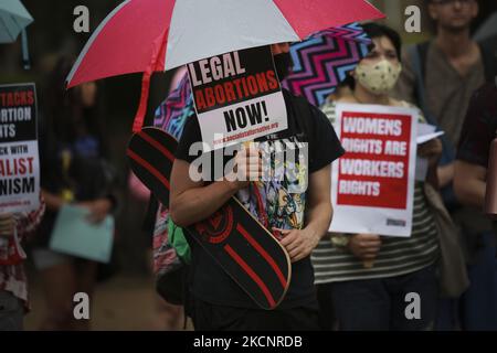 Un étudiant de l'Université de Houston possède un skateboard et un signe qui se lit, "l'avortement légal maintenant". 30 septembre 2021 à Houston, Texas. (Photo de Reginald Mathalone/NurPhoto) Banque D'Images