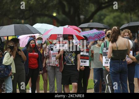 La pluie n'empêche pas les étudiants de l'Université de Houston de se réunir sur Butler Plaza pour protester contre le projet de loi 8 du Sénat du Texas, qui interdit l'avortement après six semaines de grossesse, sur 30 septembre 2021. (Photo de Reginald Mathalone/NurPhoto) Banque D'Images