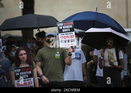 La pluie n'empêche pas les étudiants de l'Université de Houston de se réunir sur Butler Plaza pour protester contre le projet de loi 8 du Sénat du Texas, qui interdit l'avortement après six semaines de grossesse, sur 30 septembre 2021. (Photo de Reginald Mathalone/NurPhoto) Banque D'Images