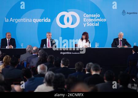 Le président argentin Alberto Fernandez et la vice-présidente Cristina Fernandez de Kirchner assistent à une cérémonie pour annoncer de nouvelles mesures agro-économiques à l'intérieur du musée du palais présidentiel de Casa Rosada, à Buenos Aires, Argentine 30 septembre 2021. (Photo de Matías Baglietto/NurPhoto) Banque D'Images