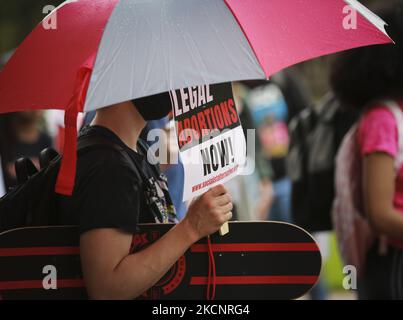 Un étudiant de l'Université de Houston possède un skateboard et un signe qui se lit, "l'avortement légal maintenant". 30 septembre 2021 à Houston, Texas. (Photo de Reginald Mathalone/NurPhoto) Banque D'Images