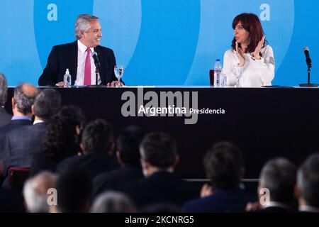 Le président argentin Alberto Fernandez et la vice-présidente Cristina Fernandez de Kirchner assistent à une cérémonie pour annoncer de nouvelles mesures agro-économiques à l'intérieur du musée du palais présidentiel de Casa Rosada, à Buenos Aires, Argentine 30 septembre 2021. (Photo de Matías Baglietto/NurPhoto) Banque D'Images