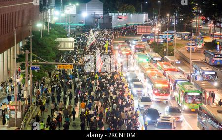 Rallye aux chandelles exigeant la démission du président Yoon Suk-Yeol et l'enquête de la première dame Kim Keon-Hee, 29 octobre 2022 : Les Sud-Coréens marchent vers le bureau présidentiel qui se trouve dans le district de Yongsan près d'Itaewon lors d'une veillée aux chandelles exigeant la démission du président Yoon Suk-Yeol et l'enquête sur la première dame Kim Keon-Hee dans le centre de Séoul, en Corée du Sud. Les participants ont exigé d'organiser une poursuite spéciale pour enquêter sur les implications présumées d'une affaire de manipulation du cours des actions par la première dame Kim Keon-Hee et ont demandé la démission du président Yoon. Les panneaux indiquent « y Banque D'Images