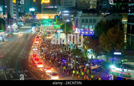 Rallye aux chandelles exigeant la démission du président Yoon Suk-Yeol et l'enquête de la première dame Kim Keon-Hee, 29 octobre 2022 : Les Sud-Coréens marchent vers le bureau présidentiel qui se trouve dans le district de Yongsan près d'Itaewon lors d'une veillée aux chandelles exigeant la démission du président Yoon Suk-Yeol et l'enquête sur la première dame Kim Keon-Hee dans le centre de Séoul, en Corée du Sud. Les participants ont exigé d'organiser une poursuite spéciale pour enquêter sur les implications présumées d'une affaire de manipulation du cours des actions par la première dame Kim Keon-Hee et ont demandé la démission du président Yoon. Les panneaux indiquent « y Banque D'Images