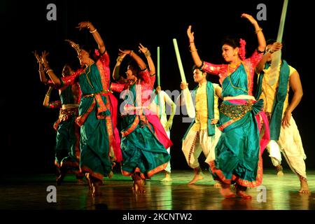 Artiste bangladais qui se présente dans le cadre d'un programme culturel à l'Académie Shilpakala lors de la pandémie du coronavirus Covid-19 à Dhaka, au Bangladesh, au 1 octobre 2021. (Photo par Mamunur Rashid/NurPhoto) Banque D'Images