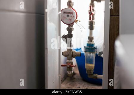 Compteurs d'eau installés sur le tuyau et scellés. Banque D'Images