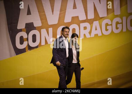 Le maire sortant de Rome, Virginia Raggi, du mouvement cinq étoiles, est sur scène avec l'ancien Premier ministre italien Giuseppe Conte lors de la clôture de sa campagne électorale mayonnaise à Rome sur 1 octobre 2021. (Photo de Christian Minelli/NurPhoto) Banque D'Images