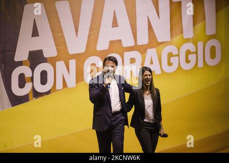 Le maire sortant de Rome, Virginia Raggi, du mouvement cinq étoiles, est sur scène avec l'ancien Premier ministre italien Giuseppe Conte lors de la clôture de sa campagne électorale mayonnaise à Rome sur 1 octobre 2021. (Photo de Christian Minelli/NurPhoto) Banque D'Images