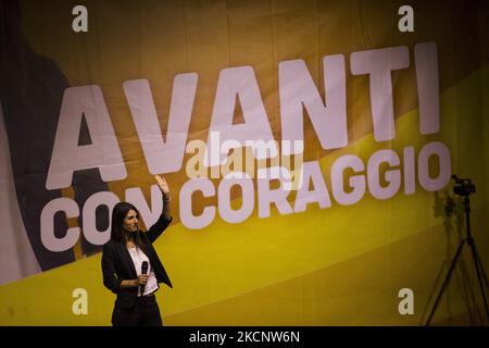 Le maire sortant de Rome, Virginia Raggi, du mouvement cinq étoiles, accueille sur scène lors de la clôture de sa campagne électorale mayonnaise à Rome sur 1 octobre 2021. (Photo de Christian Minelli/NurPhoto) Banque D'Images