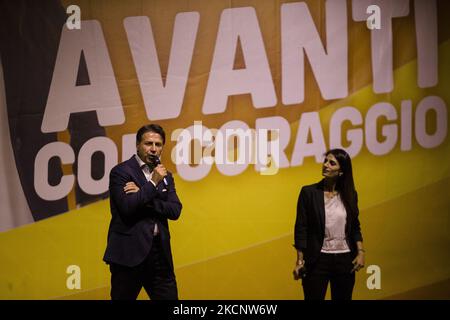 Le maire sortant de Rome, Virginia Raggi, du mouvement cinq étoiles, est sur scène avec l'ancien Premier ministre italien Giuseppe Conte lors de la clôture de sa campagne électorale mayonnaise à Rome sur 1 octobre 2021. (Photo de Christian Minelli/NurPhoto) Banque D'Images