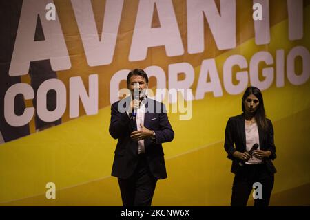 Le maire sortant de Rome, Virginia Raggi, du mouvement cinq étoiles, est sur scène avec l'ancien Premier ministre italien Giuseppe Conte lors de la clôture de sa campagne électorale mayonnaise à Rome sur 1 octobre 2021. (Photo de Christian Minelli/NurPhoto) Banque D'Images