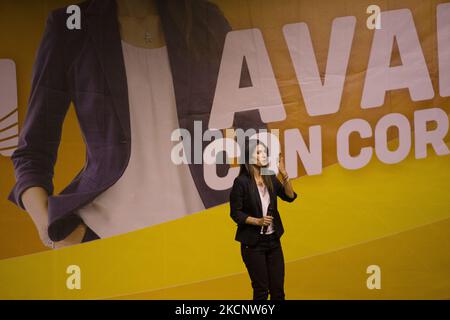 Le maire sortant de Rome, Virginia Raggi, du mouvement cinq étoiles, accueille sur scène lors de la clôture de sa campagne électorale mayonnaise à Rome sur 1 octobre 2021. (Photo de Christian Minelli/NurPhoto) Banque D'Images