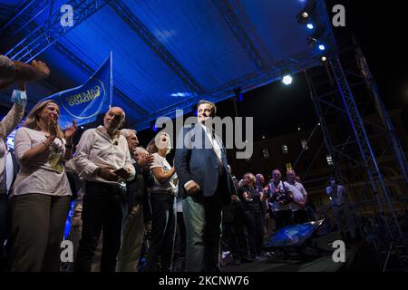 Candidat de centre-gauche pour les prochaines élections municipales à Rome, Carlo Calenda sur une scène lors de la clôture de sa campagne électorale mayonnaise sur la Piazza del Popolo à Rome sur 1 octobre 2021. (Photo de Christian Minelli/NurPhoto) Banque D'Images