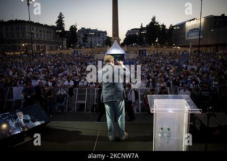 Candidat de centre-gauche pour les prochaines élections municipales à Rome, Carlo Calenda parle sur une scène lors de la clôture de sa campagne électorale mayonnaise sur la Piazza del Popolo à Rome sur 1 octobre 2021. (Photo de Christian Minelli/NurPhoto) Banque D'Images