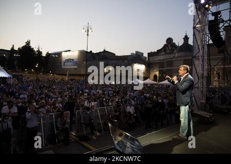 Candidat de centre-gauche pour les prochaines élections municipales à Rome, Carlo Calenda parle sur une scène lors de la clôture de sa campagne électorale mayonnaise sur la Piazza del Popolo à Rome sur 1 octobre 2021. (Photo de Christian Minelli/NurPhoto) Banque D'Images