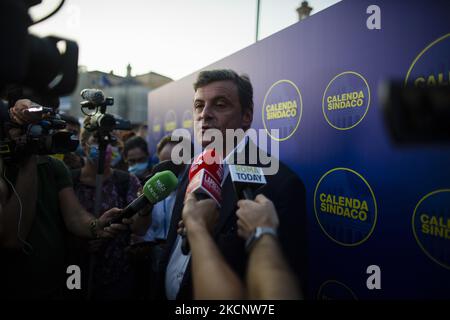 Candidat de centre-gauche pour les prochaines élections municipales à Rome, Carlo Calenda parle à la presse avant son discours de clôture de sa campagne électorale mayonnaise sur la Piazza del Popolo à Rome sur 1 octobre 2021. (Photo de Christian Minelli/NurPhoto) Banque D'Images