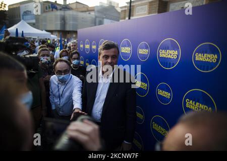 Candidat de centre-gauche pour les prochaines élections municipales à Rome, Carlo Calenda parle à la presse avant son discours de clôture de sa campagne électorale mayonnaise sur la Piazza del Popolo à Rome sur 1 octobre 2021. (Photo de Christian Minelli/NurPhoto) Banque D'Images