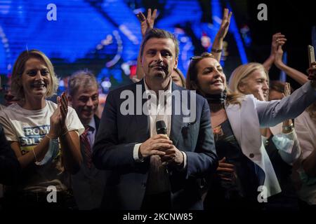 Candidat de centre-gauche pour les prochaines élections municipales à Rome, Carlo Calenda sur une scène lors de la clôture de sa campagne électorale mayonnaise sur la Piazza del Popolo à Rome sur 1 octobre 2021. (Photo de Christian Minelli/NurPhoto) Banque D'Images