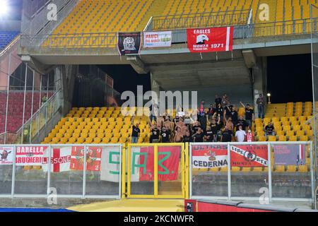 AC Monza Supporters pendant la Ligue italienne de championnat de football BKT US Lecce vs AC Monza sur 01 octobre 2021 au stade via del Mare à Lecce, Italie (photo par Emmanuele Mastrasdonato/LiveMedia/NurPhoto) Banque D'Images