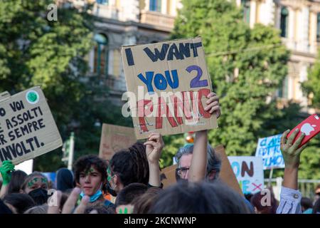 A 1 octobre 2021 à l'occasion de la CdP de la Jeunesse et de la CdP 26 pré, jusqu'à 50 000 personnes se sont jointes à un vendredi pour la future grève scolaire à Milan, Italie. Ils ont protesté de faire passer un message clair pour la protection du climat et de l'environnement, pour l'Accord de Paris et l'objectif à 1,5 degrés, et de faire pression sur les politiciens. (Photo par Alexander Pohl/NurPhoto) Banque D'Images