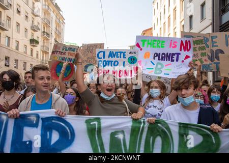 A 1 octobre 2021 à l'occasion de la CdP de la Jeunesse et de la CdP 26 pré, jusqu'à 50 000 personnes se sont jointes à un vendredi pour la future grève scolaire à Milan, Italie. Ils ont protesté de faire passer un message clair pour la protection du climat et de l'environnement, pour l'Accord de Paris et l'objectif à 1,5 degrés, et de faire pression sur les politiciens. (Photo par Alexander Pohl/NurPhoto) Banque D'Images