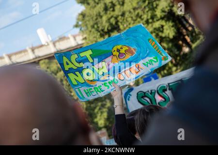 A 1 octobre 2021 à l'occasion de la CdP de la Jeunesse et de la CdP 26 pré, jusqu'à 50 000 personnes se sont jointes à un vendredi pour la future grève scolaire à Milan, Italie. Ils ont protesté de faire passer un message clair pour la protection du climat et de l'environnement, pour l'Accord de Paris et l'objectif à 1,5 degrés, et de faire pression sur les politiciens. (Photo par Alexander Pohl/NurPhoto) Banque D'Images