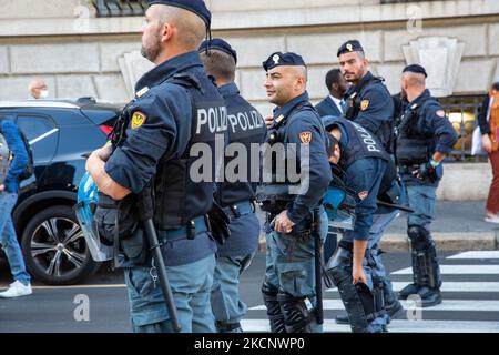 Police debout dans une rangée. A 1 octobre 2021 à l'occasion de la CdP de la Jeunesse et de la CdP 26 pré, jusqu'à 50 000 personnes se sont jointes à un vendredi pour la future grève scolaire à Milan, Italie. Ils ont protesté de faire passer un message clair pour la protection du climat et de l'environnement, pour l'Accord de Paris et l'objectif à 1,5 degrés, et de faire pression sur les politiciens. (Photo par Alexander Pohl/NurPhoto) Banque D'Images