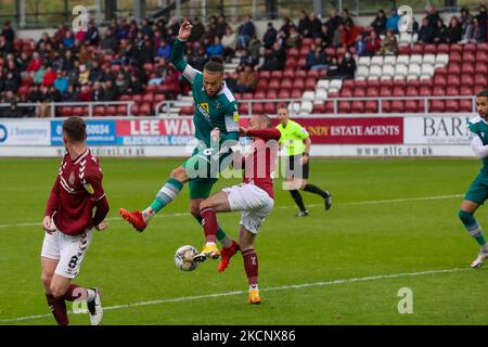 Michael Harriman de Northampton Town bloque le tir de Louis John de Sutton United lors de la deuxième moitié du match de la Sky Bet League Two entre Northampton Town et Sutton United au PTS Academy Stadium, à Northampton, le samedi 2nd octobre 2021. (Photo de John Cripps/MI News/NurPhoto) Banque D'Images