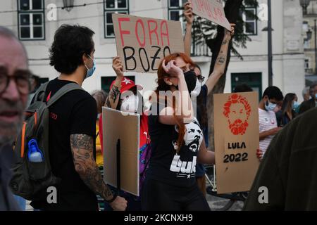 Des militants avec des bannières contre le président brésilien Jair Bolsonaro crient des slogans lors d'un rassemblement sur la place Rossio, à Lisbonne. 02 octobre 2021. Une manifestation a été organisée par la campagne Fora Bolsonaro, qui réunit plusieurs organisations, partis, syndicats et mouvements à Lisbonne en faveur de la démocratie et des droits du peuple. (Photo par Jorge Mantilla/NurPhoto) Banque D'Images