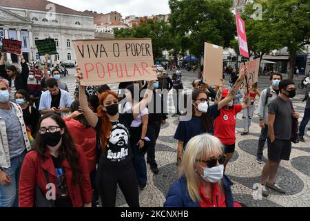 Des militants avec des bannières contre le président brésilien Jair Bolsonaro crient des slogans lors d'un rassemblement sur la place Rossio, à Lisbonne. 02 octobre 2021. Une manifestation a été organisée par la campagne Fora Bolsonaro, qui réunit plusieurs organisations, partis, syndicats et mouvements à Lisbonne en faveur de la démocratie et des droits du peuple. (Photo par Jorge Mantilla/NurPhoto) Banque D'Images