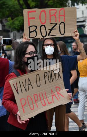 Des militants avec des bannières contre le président brésilien Jair Bolsonaro crient des slogans lors d'un rassemblement sur la place Rossio, à Lisbonne. 02 octobre 2021. Une manifestation a été organisée par la campagne Fora Bolsonaro, qui réunit plusieurs organisations, partis, syndicats et mouvements à Lisbonne en faveur de la démocratie et des droits du peuple. (Photo par Jorge Mantilla/NurPhoto) Banque D'Images