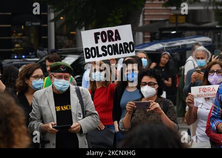 Des militants avec des bannières contre le président brésilien Jair Bolsonaro crient des slogans lors d'un rassemblement sur la place Rossio, à Lisbonne. 02 octobre 2021. Une manifestation a été organisée par la campagne Fora Bolsonaro, qui réunit plusieurs organisations, partis, syndicats et mouvements à Lisbonne en faveur de la démocratie et des droits du peuple. (Photo par Jorge Mantilla/NurPhoto) Banque D'Images