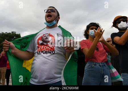 Les activistes crient des slogans contre le président brésilien Jair Bolsonaro lors d'un rassemblement sur la place Rossio, à Lisbonne. 02 octobre 2021. Une manifestation a été organisée par la campagne Fora Bolsonaro, qui réunit plusieurs organisations, partis, syndicats et mouvements à Lisbonne en faveur de la démocratie et des droits du peuple. (Photo par Jorge Mantilla/NurPhoto) Banque D'Images