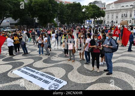 Des militants et des partisans des mouvements sociaux portugais se réunissent lors d'un rassemblement sur la place Rossio, à Lisbonne. 02 octobre 2021. Une manifestation a été organisée par la campagne Fora Bolsonaro, qui réunit plusieurs organisations, partis, syndicats et mouvements à Lisbonne en faveur de la démocratie et des droits du peuple. (Photo par Jorge Mantilla/NurPhoto) Banque D'Images