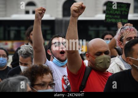 Les activistes crient des slogans contre le président brésilien Jair Bolsonaro lors d'un rassemblement sur la place Rossio, à Lisbonne. 02 octobre 2021. Une manifestation a été organisée par la campagne Fora Bolsonaro, qui réunit plusieurs organisations, partis, syndicats et mouvements à Lisbonne en faveur de la démocratie et des droits du peuple. (Photo par Jorge Mantilla/NurPhoto) Banque D'Images