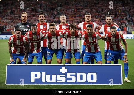 Ligne Atletico (G-D) Jan Olak , Stefan Savic, Mario Hermoso, Jose Maria Gimenez, Koke Resurreccion, Rodrigo de Paul, Thomas Lemar, Marcos Llorente, Joao Felix, Luis Suarez, Yannick Carrasco pendant le match de la Liga Santander entre le Club Atletico de Madrid et le FC Barcelone à l'Estadio Wanda Metropolitano sur 2 octobre 2021 à Madrid, Espagne. (Photo de Jose Breton/Pics action/NurPhoto) Banque D'Images