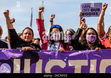 La bannière principale et avant de la Marche des femmes pour la justice en matière d'avortement à Washington, DC. Les manifestants exigent que le gouvernement américain protège les droits génésiques des femmes et leur accès à l'avortement dans tout le pays. Plus précisément, ils demandent au Congrès d'adopter la loi sur la protection de la santé des femmes (WHPA) et CHAQUE loi, qui garantissent l'accès à l'avortement et exigent qu'il soit couvert par une assurance. Plus de 600 manifestations satellites ont lieu à 2 octobre dans tout le pays. Ces événements sont en partie en réponse aux lois restrictives anti-avortement récemment adoptées au Texas et au Mississippi, et au refus de la Cour suprême de frapper d Banque D'Images